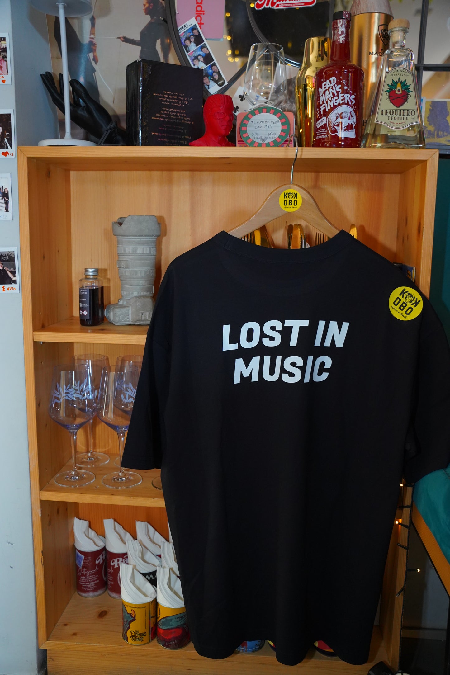 KOKOBO T-Shirt "Lost In Music" - Oversized Nera con Ritratto Stencil Art 10°