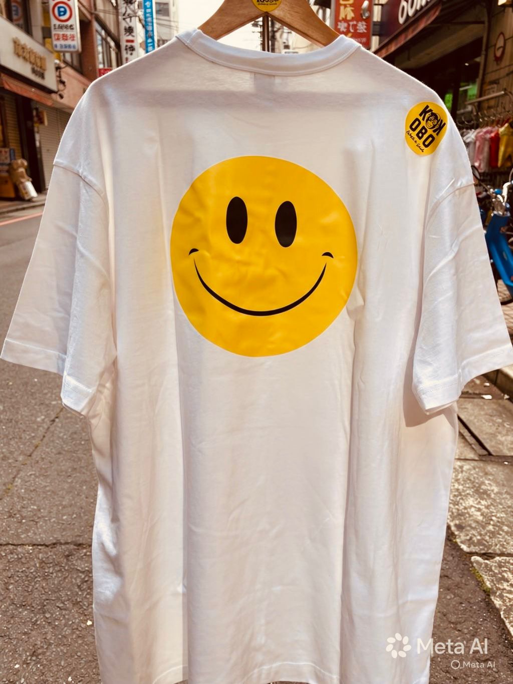 KOKOBO T-Shirt "Music Sound Better With You" - Oversized Bianca con Smiley Face 1°