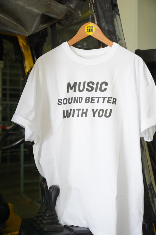 KOKOBO T-Shirt "Music Sound Better With You" - Oversized Bianca con Smiley Face 1°