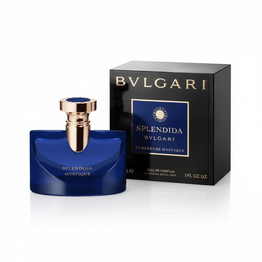 Bvlgari profumo su sfondo bianco