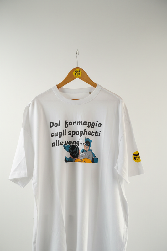 KOKOBO T-Shirt Del formaggio sugli spaghetti alle vong su sfondo bianco