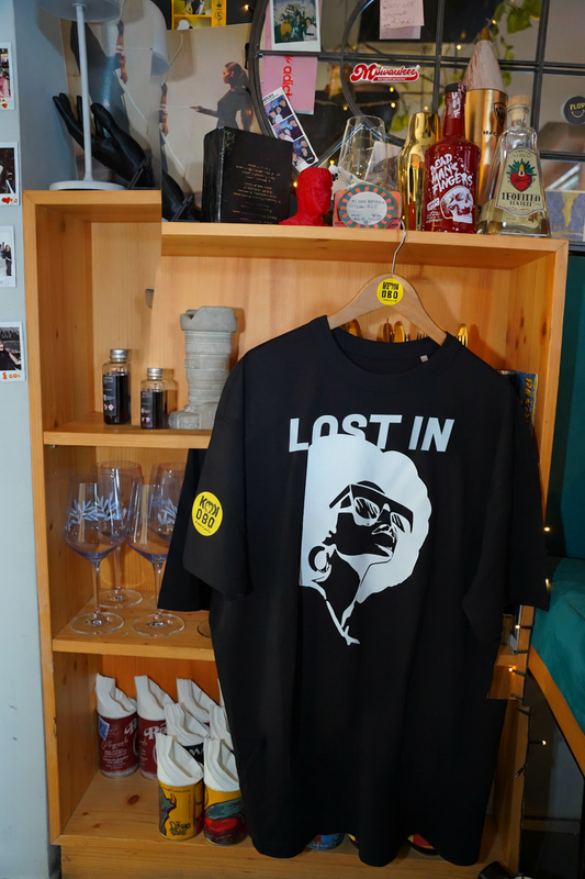 KOKOBO T-Shirt Lost In Music su sfondo bianco