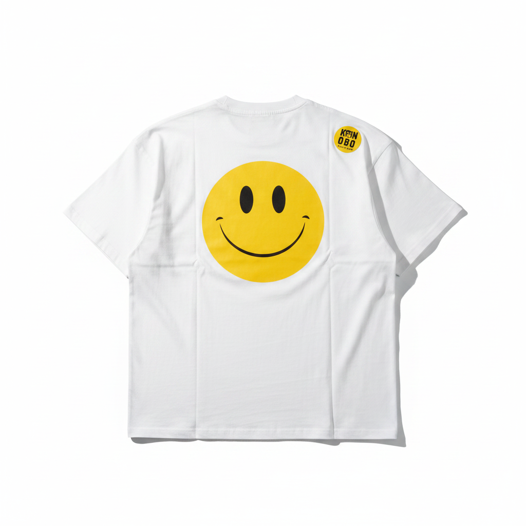 T-Shirt Oversize Smiley Face Bianca su sfondo bianco