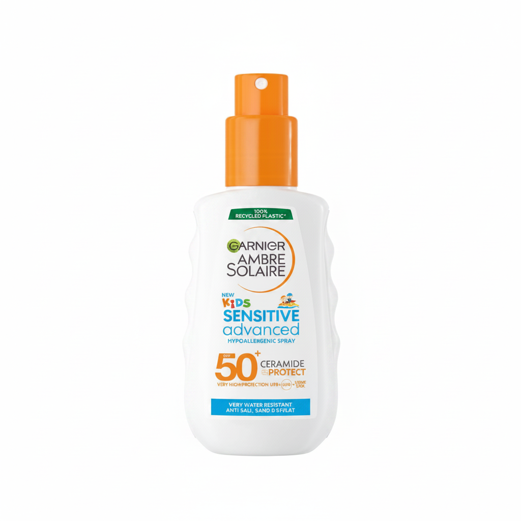 Garnier Ambre Solaire Kids Sensitive Advanced Spray SPF 50+ su sfondo bianco