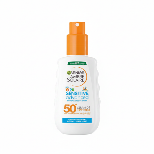 Garnier Ambre Solaire Kids Sensitive Advanced Spray SPF 50+ su sfondo bianco