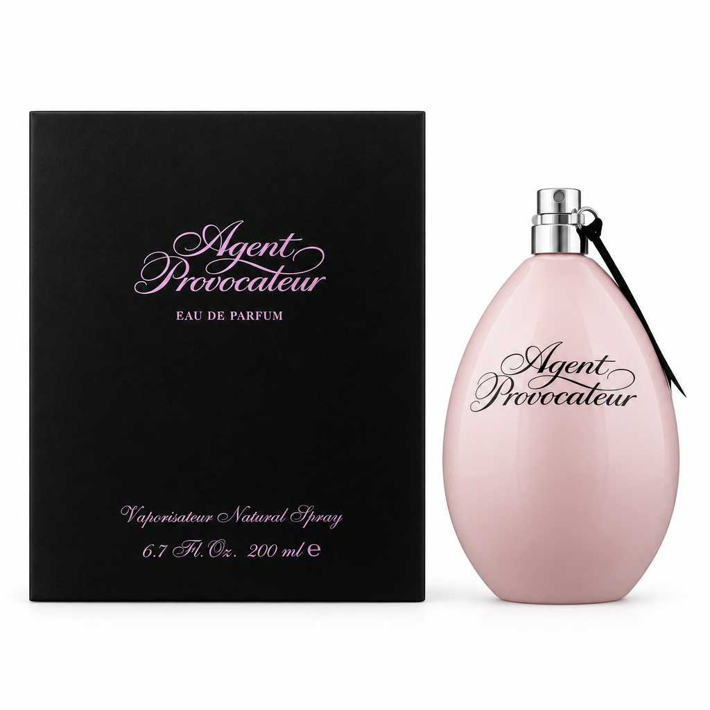 Scatola nera e flacone rosa Agent Provocateur Eau de Parfum 200 ml su sfondo bianco