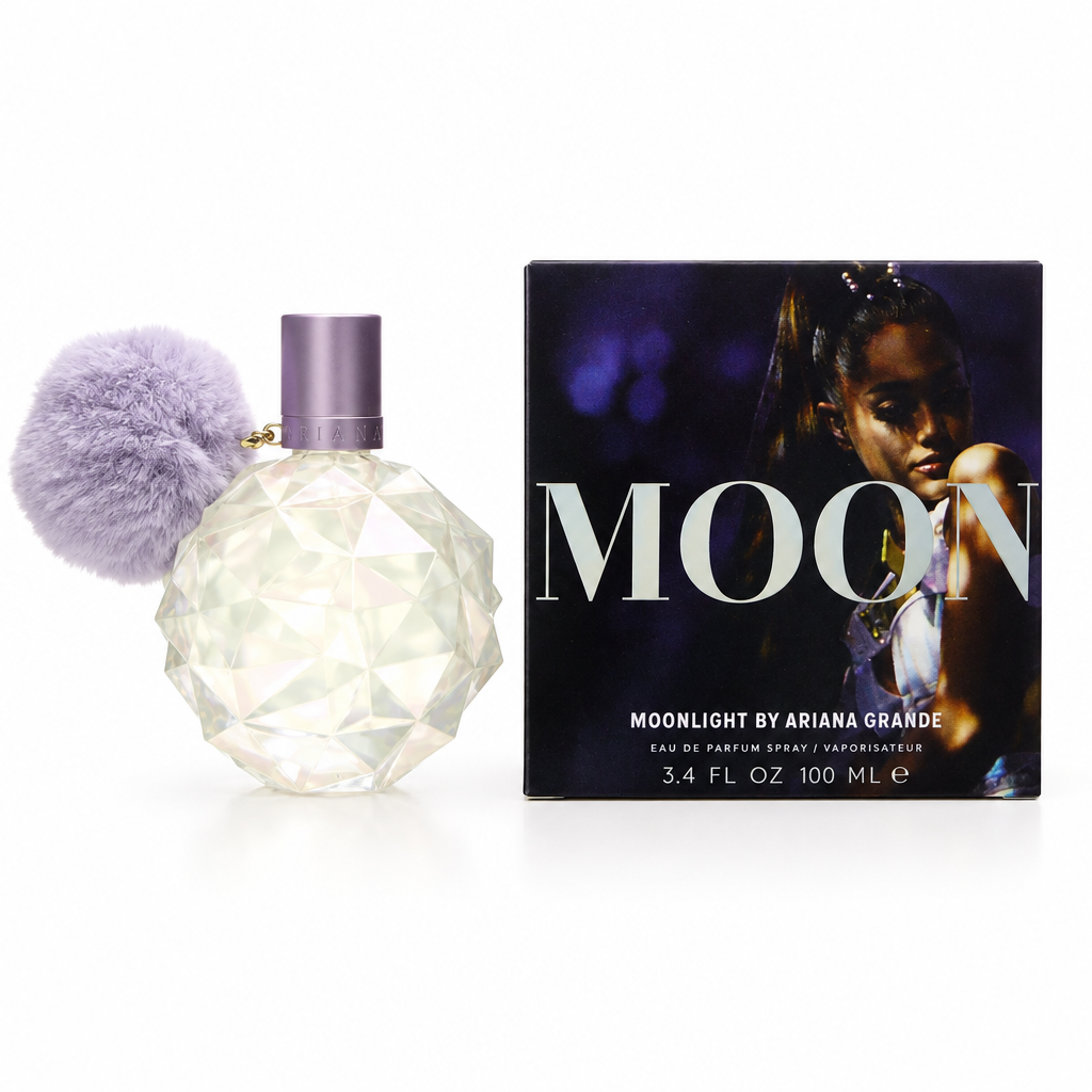 Flacone sfaccettato con pompon lilla e confezione Ariana Grande Moonlight Eau de Parfum 100 ml su sfondo bianco
