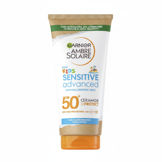Garnier Ambre Solaire Kids Sensitive Advanced SPF 50+ su sfondo bianco
